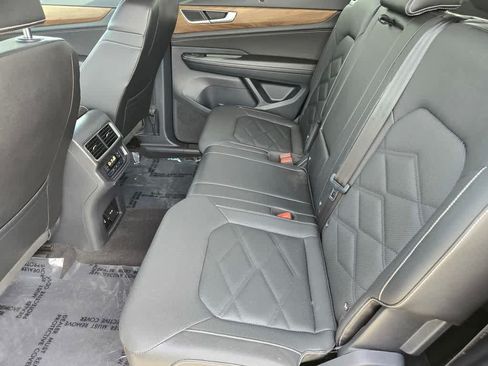Used 2025 Volkswagen Atlas SE FWD image 12