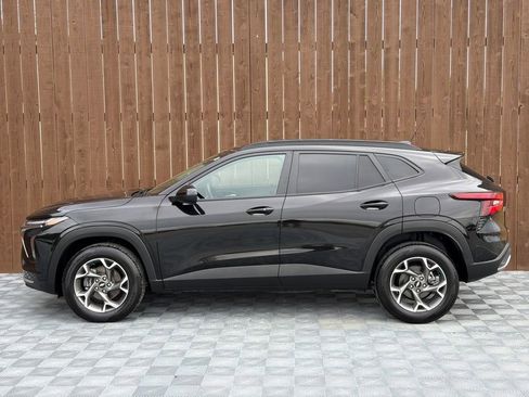 Used 2025 Chevrolet Trax LT w/ LT Convenience Package FWD image 14