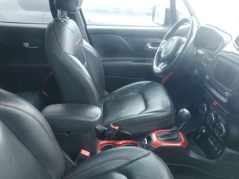 Used 2017 Jeep Renegade Trailhawk w/ Premium Trailhawk Package image 10