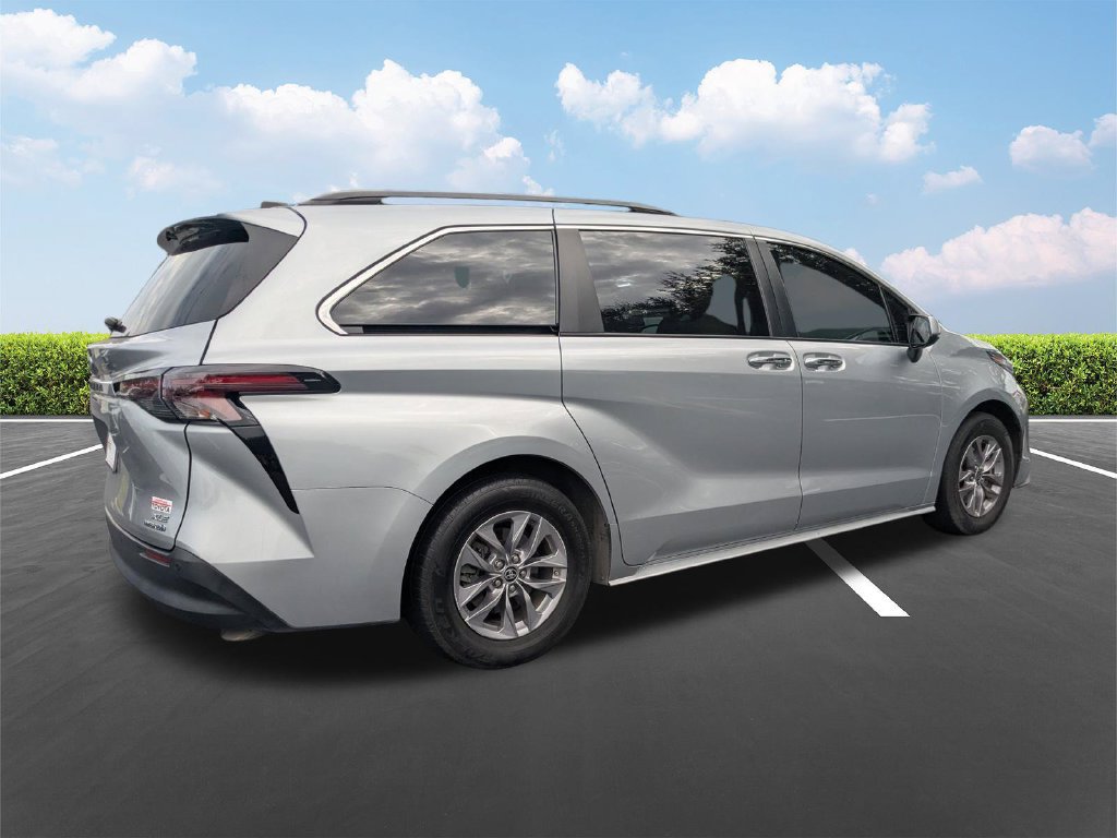 Used 2023 Toyota Sienna XLE FWD image 5