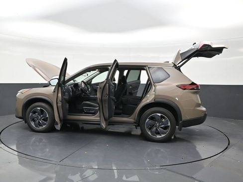 Used 2025 Nissan Rogue SV FWD image 30