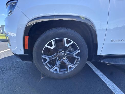 Used 2024 Jeep Wagoneer Series III w/ Flexible Seating Group image 10