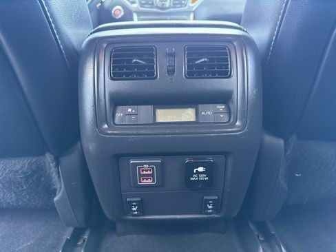 Used 2018 Nissan Pathfinder SL image 12