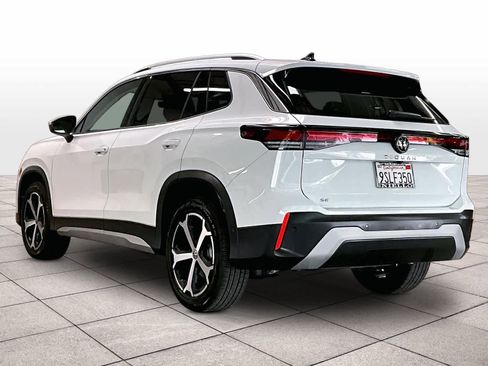 Certified 2025 Volkswagen Tiguan SE image 14