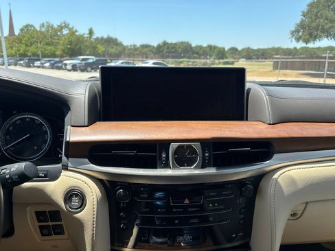 Used 2019 Lexus LX 570 4WD w/ Luxury Package image 9