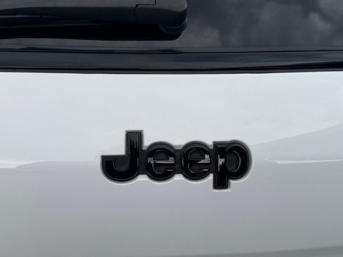 Used 2023 Jeep Grand Cherokee L Limited w/ Black Appearance Package AWD/4WD image 10