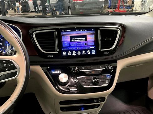 Used 2017 Chrysler Pacifica Limited image 7