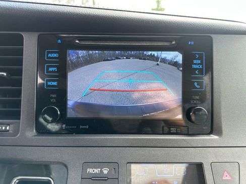 Used 2017 Toyota Sienna XLE Premium image 45