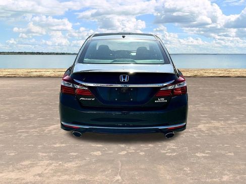 Used 2017 Honda Accord Touring image 12