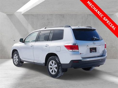 Used 2012 Toyota Highlander SE w/ Tow Pkg image 4