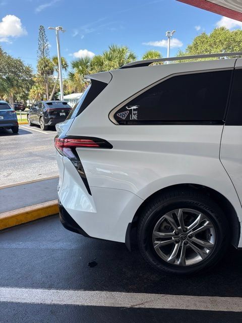Used 2022 Toyota Sienna Platinum AWD/4WD image 2
