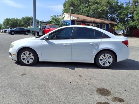 Used 2015 Chevrolet Cruze LS FWD image 4