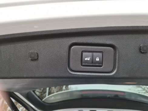 Used 2025 Nissan Pathfinder Platinum image 12