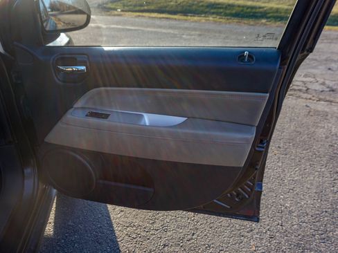 Used 2014 Jeep Compass Latitude image 27