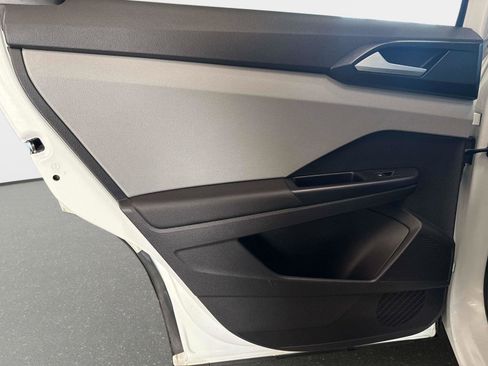 Certified 2022 Volkswagen Taos SE image 11