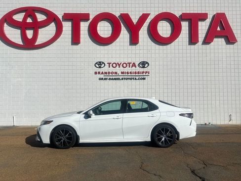 Used 2023 Toyota Camry SE image 2