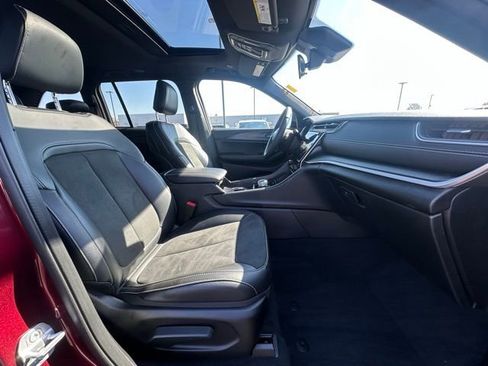 Used 2025 Jeep Grand Cherokee Altitude image 32