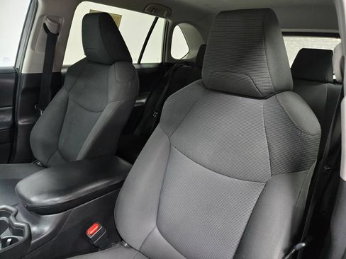 Used 2021 Toyota RAV4 LE AWD/4WD image 11