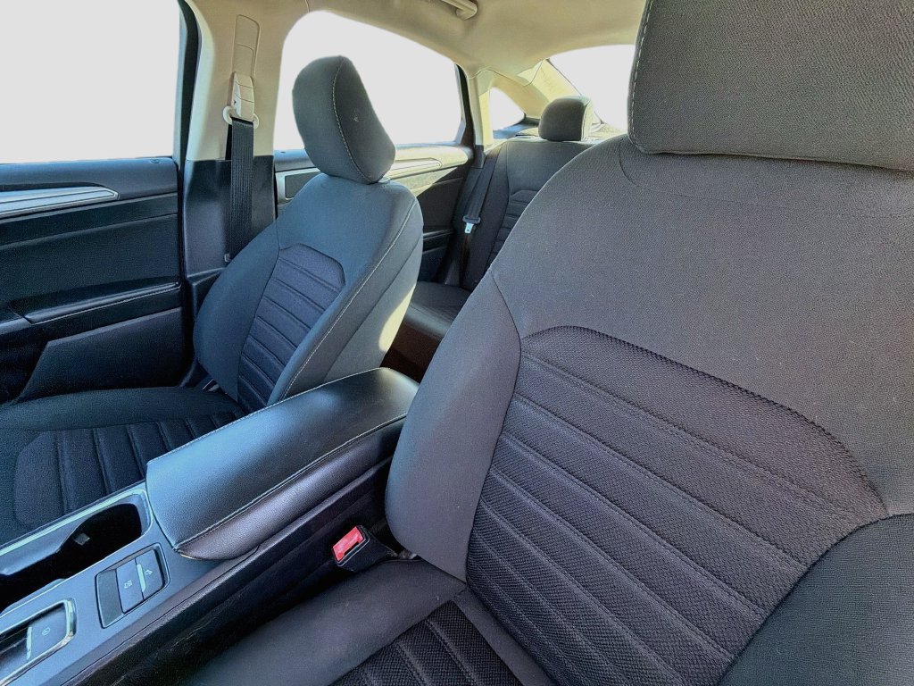 Used 2020 Ford Fusion SE FWD image 11