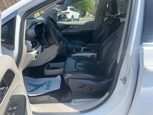 Used 2023 Chrysler Pacifica Touring-L FWD image 12