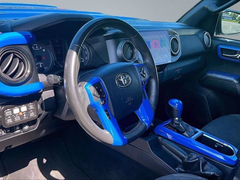 Used 2017 Toyota Tacoma TRD Sport w/ Premium & Technology Package AWD/4WD image 13