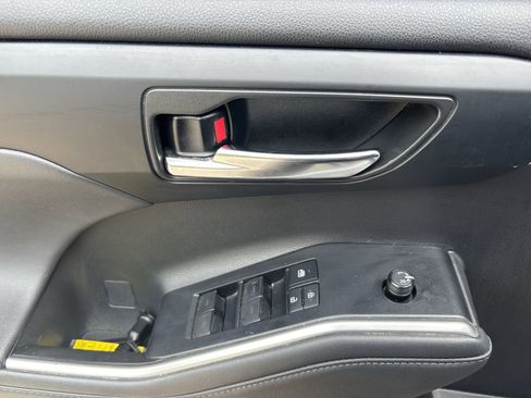 Used 2022 Toyota Highlander XSE FWD image 16
