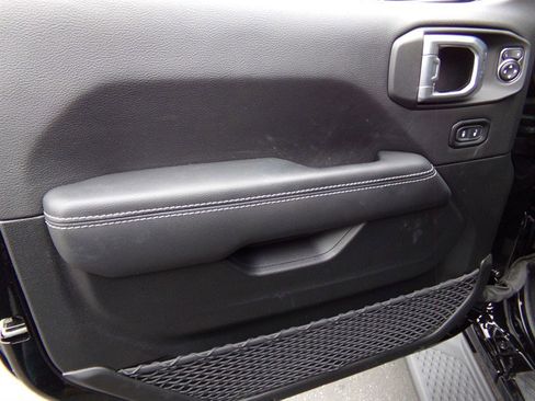 Used 2023 Jeep Gladiator Overland w/ Cold Weather Group image 72