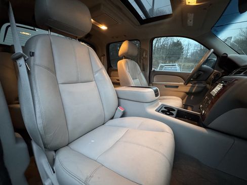 Used 2012 Chevrolet Avalanche LT image 30