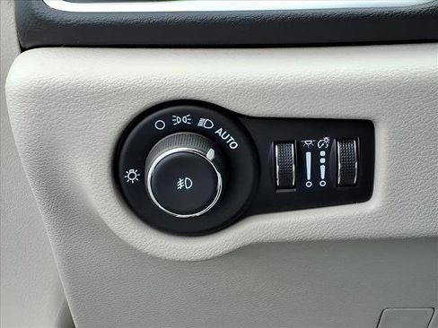 Used 2024 Chrysler Pacifica Touring-L image 19