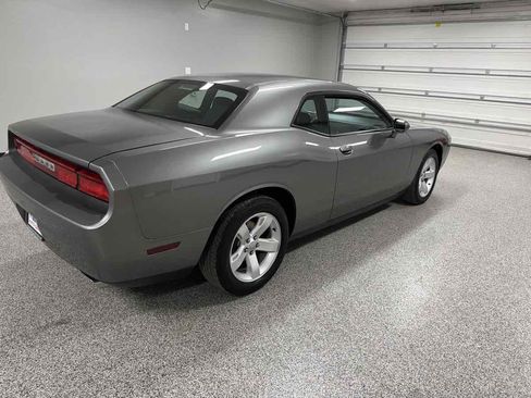 Used 2011 Dodge Challenger image 3