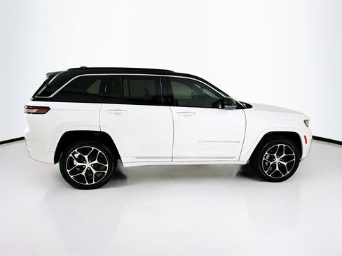 Used 2025 Jeep Grand Cherokee Summit image 9