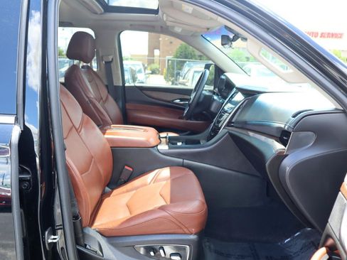Used 2018 Cadillac Escalade Luxury AWD/4WD image 9