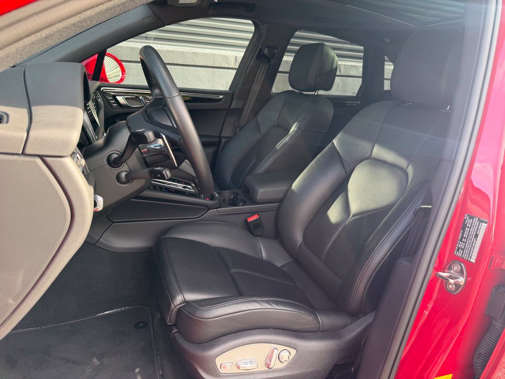 Certified 2026 Porsche Macan AWD/4WD image 16