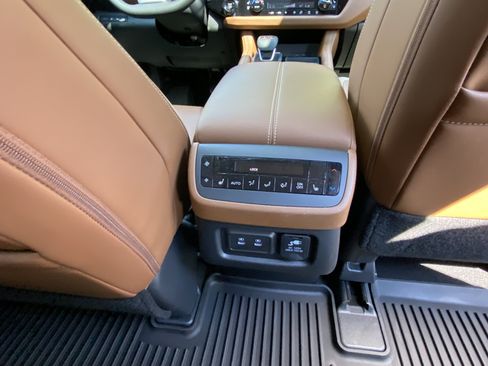 Used 2026 Nissan Pathfinder Platinum AWD/4WD image 33