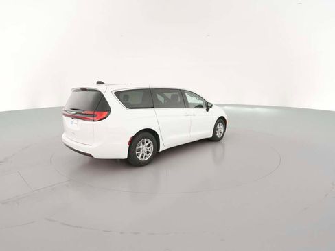 New 2026 Chrysler Pacifica Select image 12
