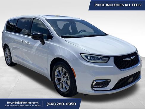 Used 2026 Chrysler Pacifica Limited FWD image 1