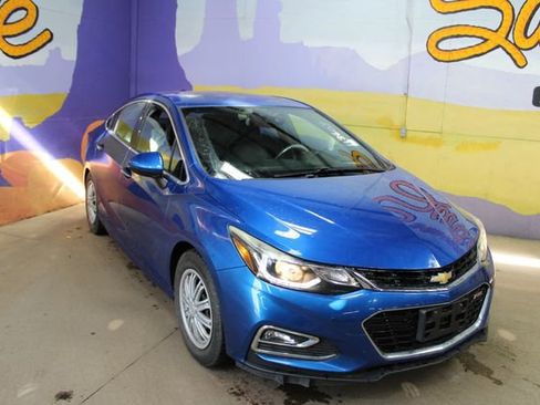Used 2018 Chevrolet Cruze Premier w/ Premier True North Edition FWD image 2