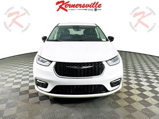 Used 2024 Chrysler Pacifica Touring-L video 2