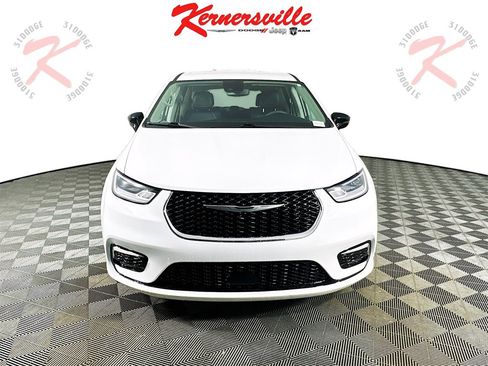 Used 2024 Chrysler Pacifica Touring-L image 2