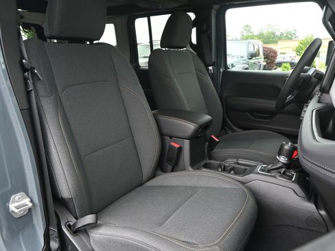 Used 2025 Jeep Wrangler Unlimited Sahara AWD/4WD image 33