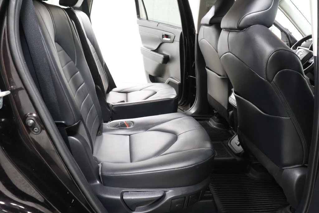 Used 2021 Toyota Highlander XLE AWD/4WD image 29