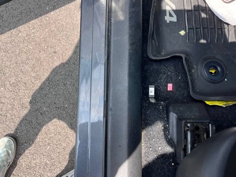 Used 2018 Toyota RAV4 LE FWD image 10