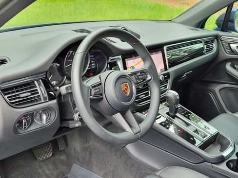 Certified 2026 Porsche Macan AWD/4WD image 4