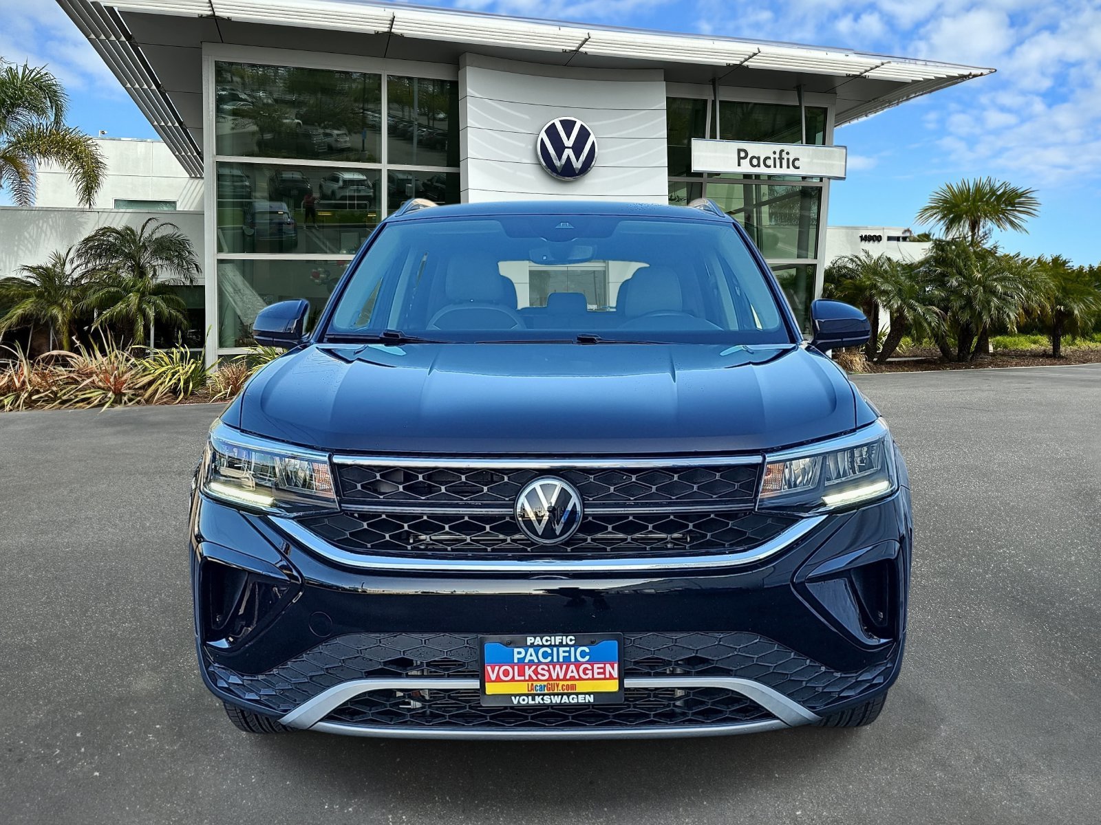 Used 2023 Volkswagen Taos SE w/ Black Wheel Package FWD image 2