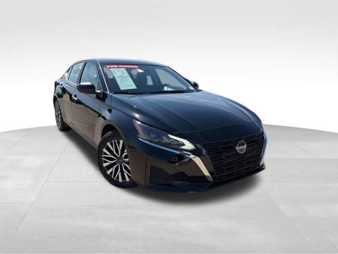 Used 2025 Nissan Altima 2.5 SV FWD image 2