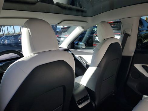 Used 2020 Tesla Model Y Long Range image 12