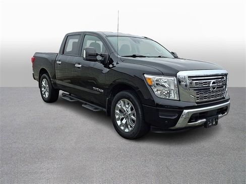 Used 2021 Nissan Titan SV w/ SV Convenience Package image 3