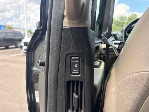 Used 2018 Honda Odyssey Touring image 16