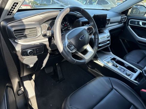 Used 2022 Ford Explorer XLT w/ Equipment Group 202A image 7