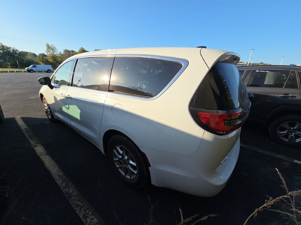 Used 2024 Chrysler Pacifica Touring-L FWD image 4